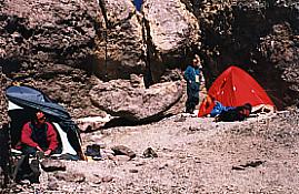Schowany w skałach obóz II - 5900 m